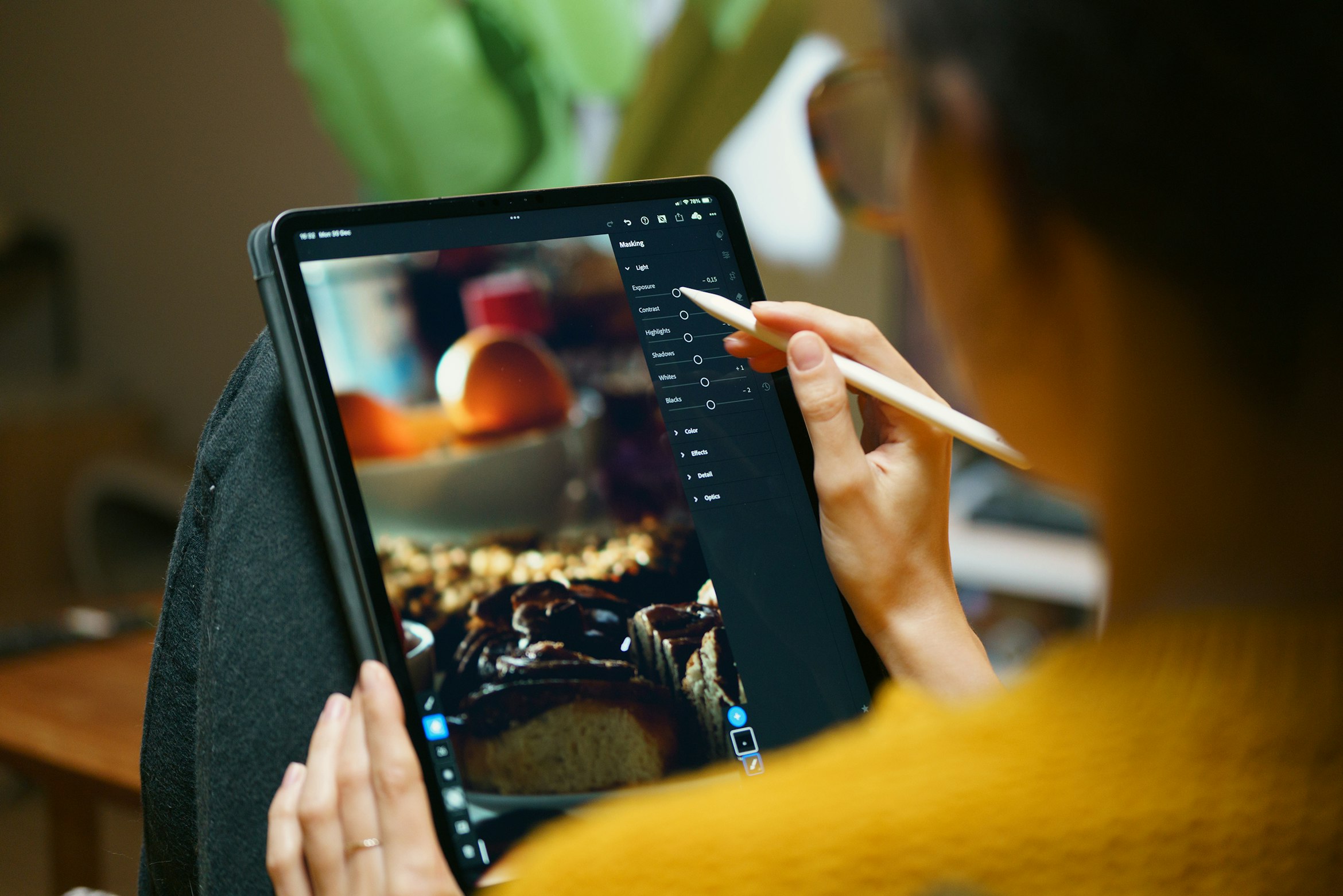 Persona che disegna su un tablet — creazione di contenuti con AI gratuita nel 2026