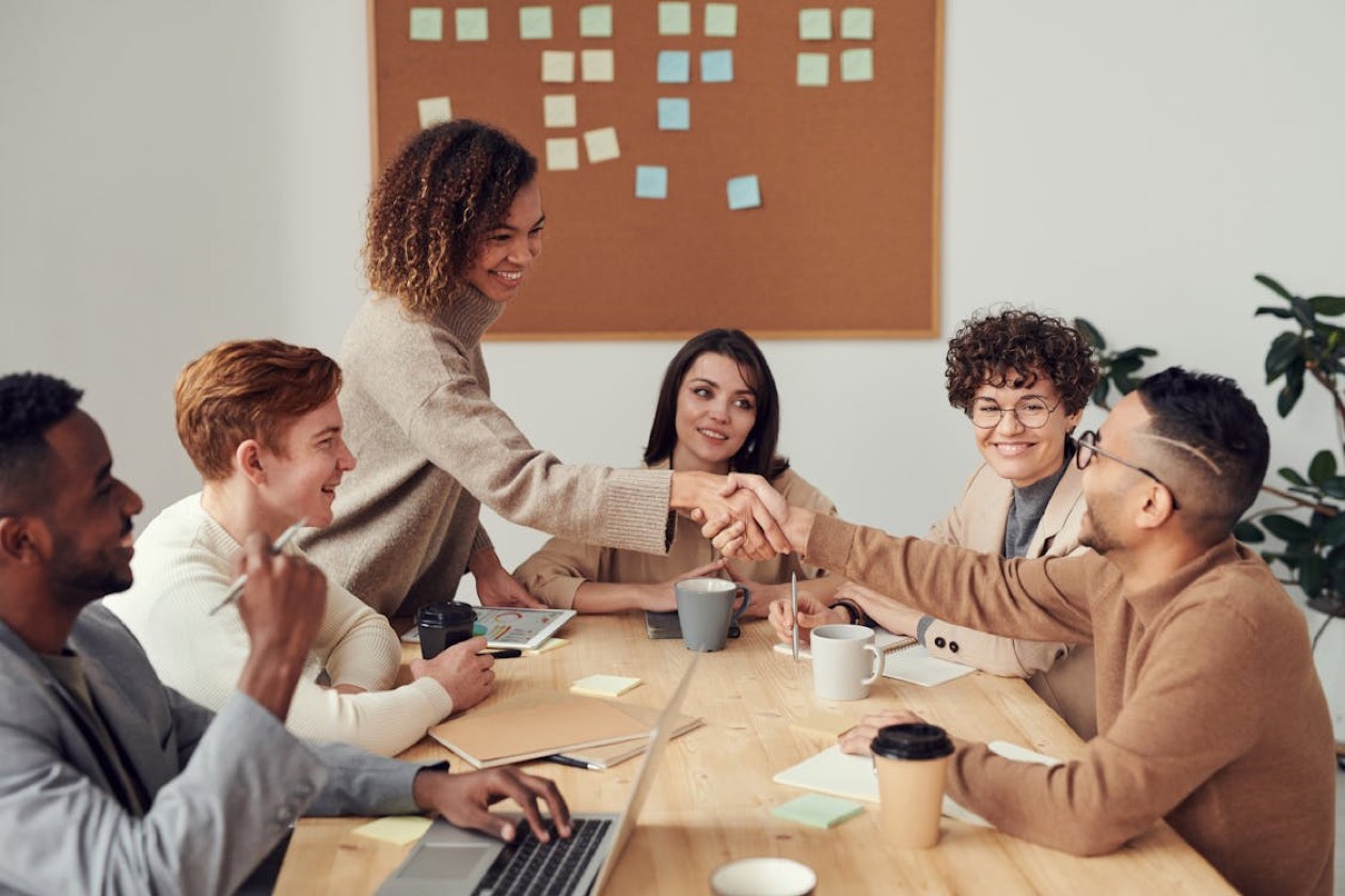 B2B team evaluating vendors on a laptop during an enterprise decision meeting in 2026