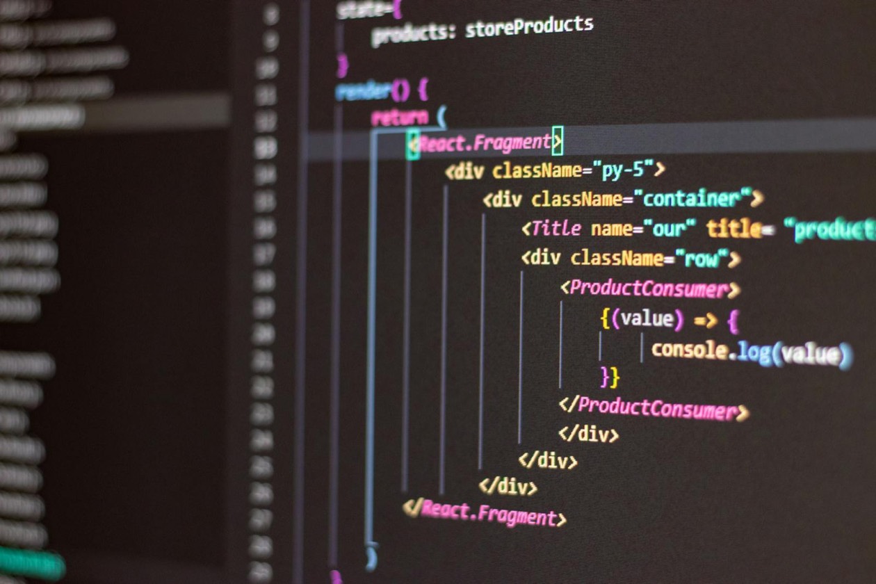 Monitor scuro con codice e dashboard: infrastruttura tecnica GEO per ottimizzazione AI search