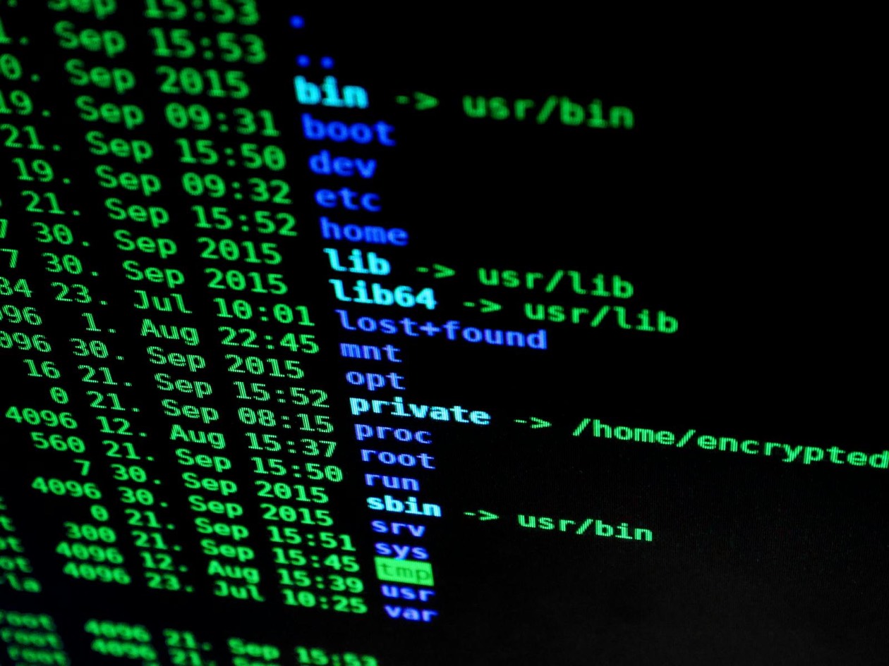 Laptop scuro minimale con ricerca AI: analisi GEO su studi pubblici Princeton KDD e Ahrefs