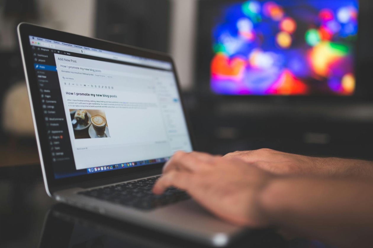 Laptop aperto con testo durante sessione di scrittura &mdash; content marketing AI e originalità 2026