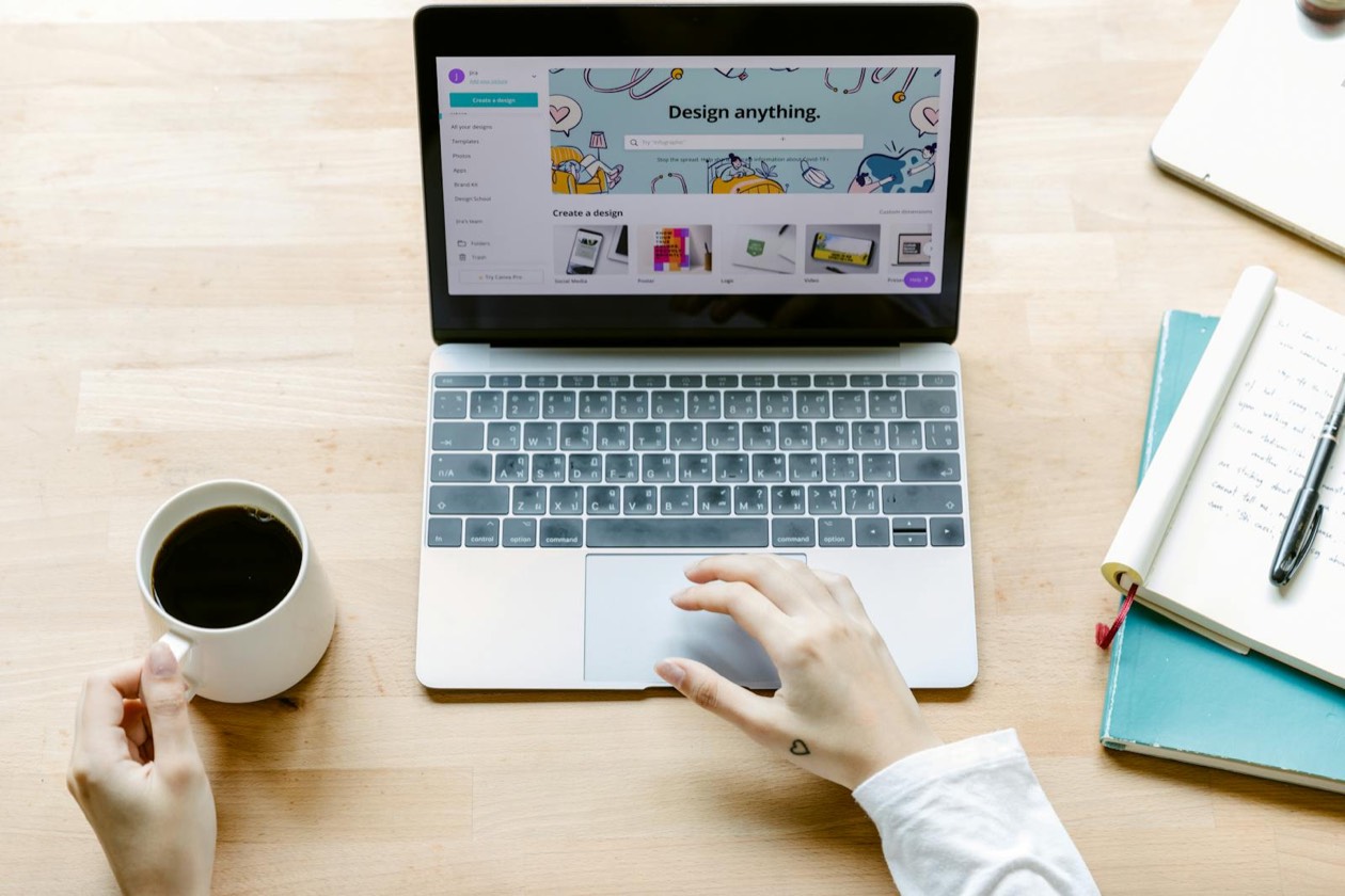 Inbox email su laptop &mdash; ROI email marketing 2026 tra i piu alti del marketing digitale
