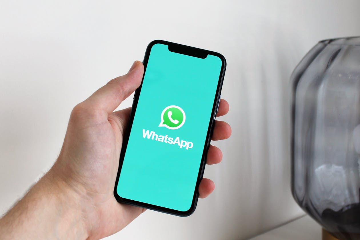 Microfono professionale su sfondo scuro &mdash; dichiarazione pubblica dell'endorser e contenuto multicanale di endorsement marketing