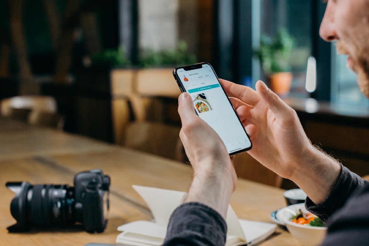 Setup di ring light e smartphone per creator di contenuti — analisi scientifica influencer marketing 2026