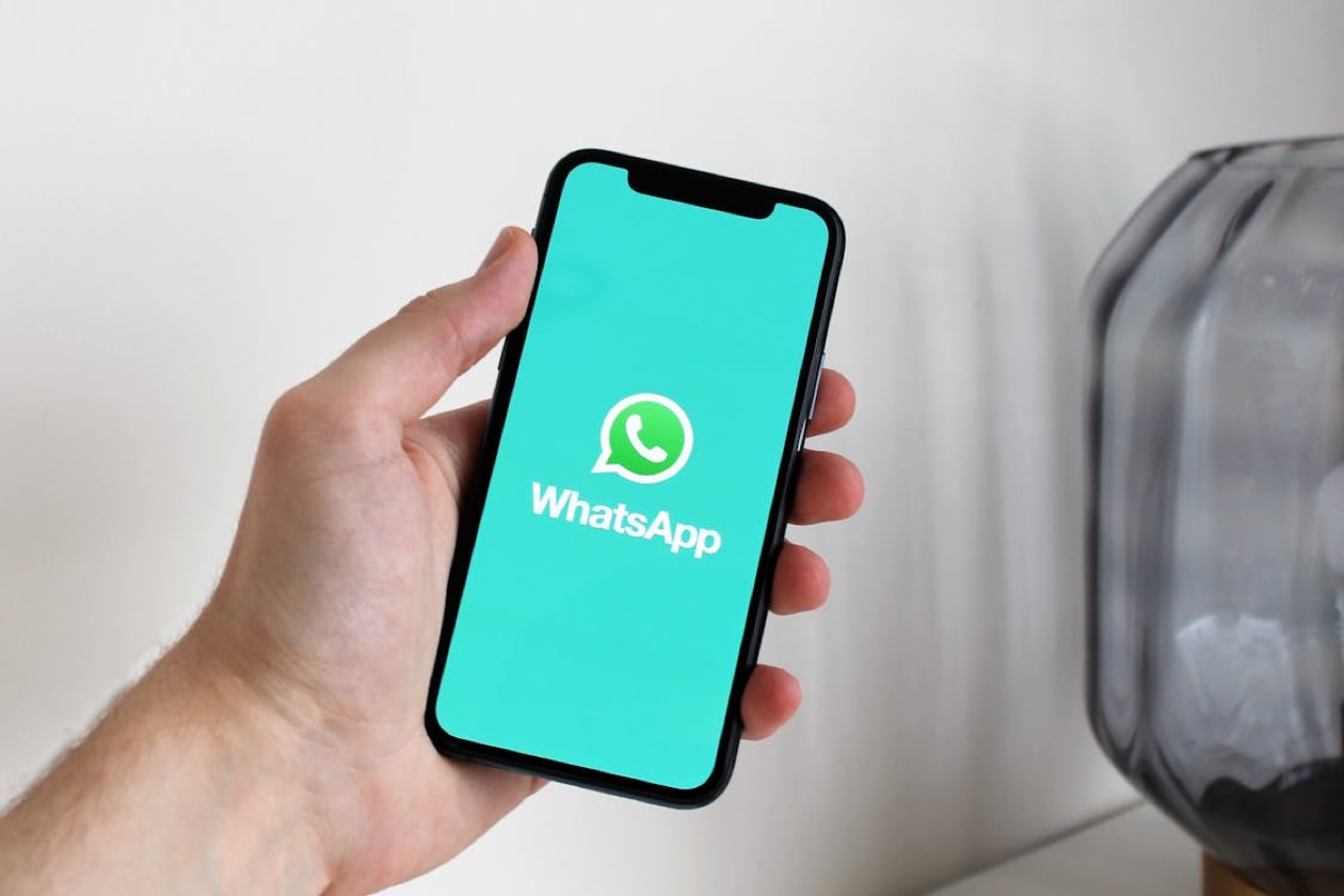 Microfono da podcast su sfondo scuro — misurazione incrementalità ROI influencer marketing