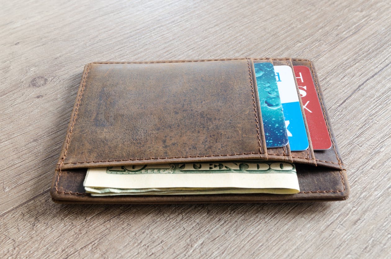 Portafoglio in pelle con carte di pagamento e banconote, metafora dei programmi fedeltà retail