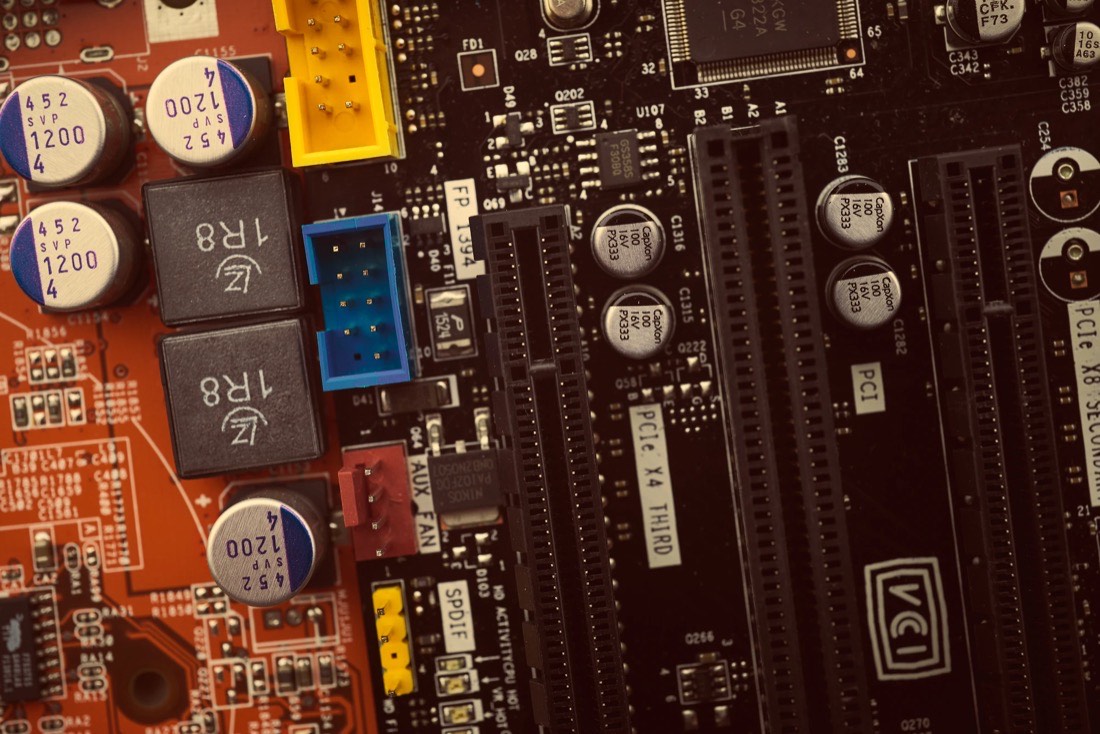 Circuito elettronico con decine di componenti diversi, metafora dello stack di plugin di un sito WordPress