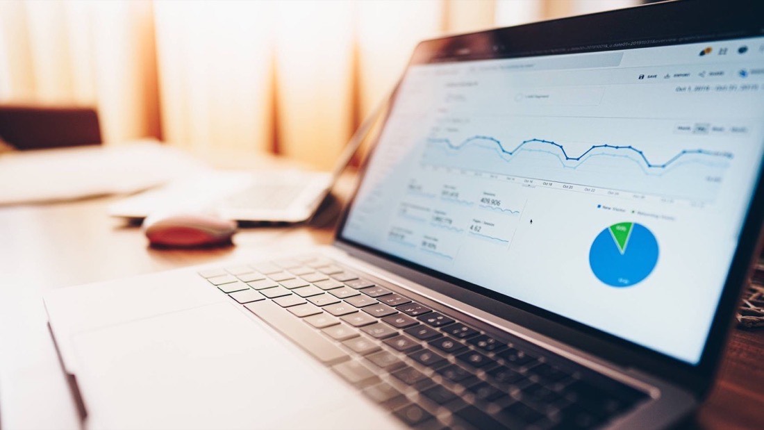 Dashboard di analytics su un portatile, misurazione del traffico di un sito web